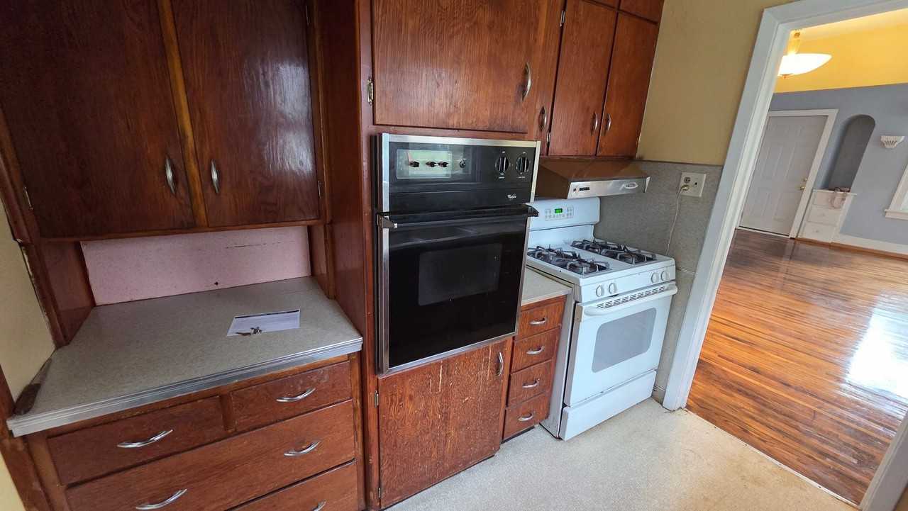1301 E Oakland Ave - Photo 7 of 11