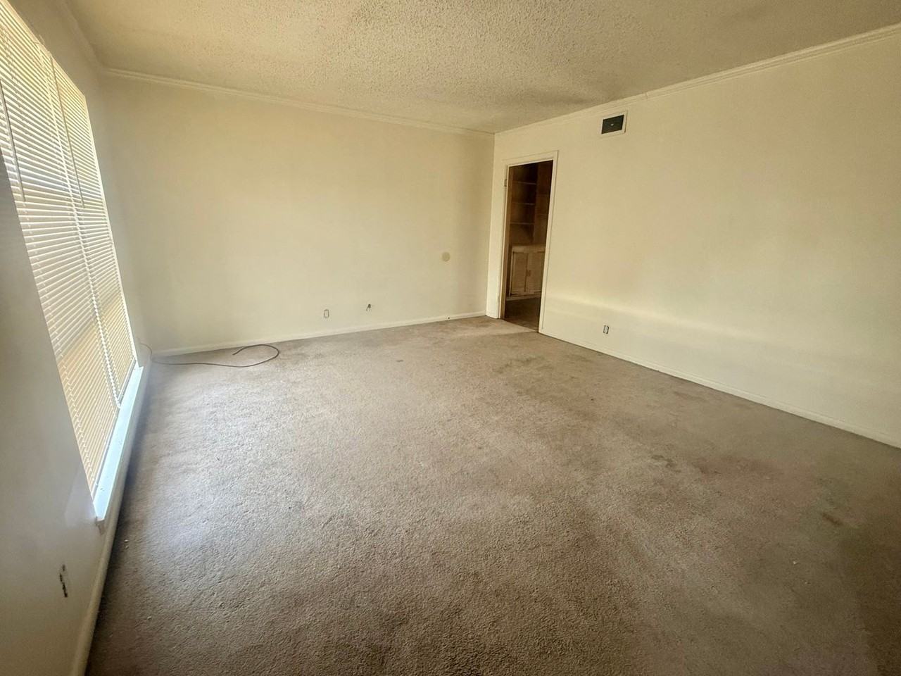 2007 Woodhaven Dr - Photo 3 of 10