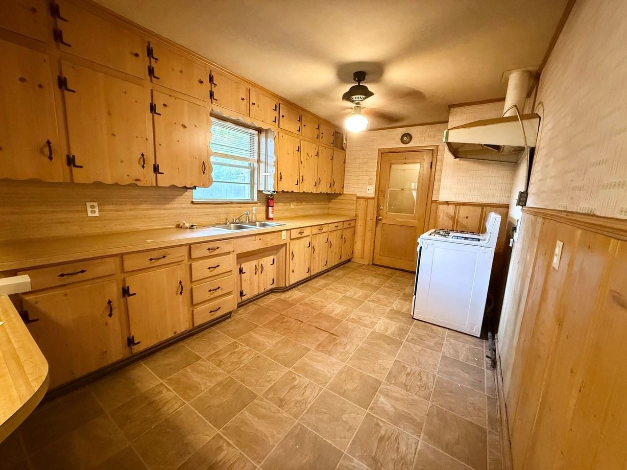 2007 Woodhaven Dr - Photo 4 of 10