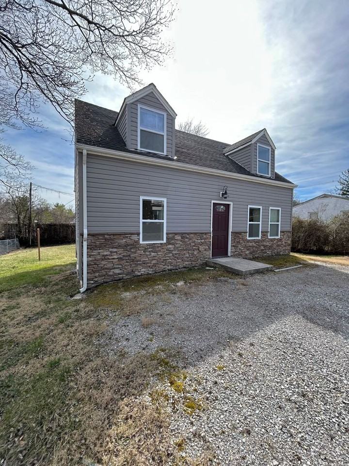 102 Lucas Dr - Photo 2 of 15