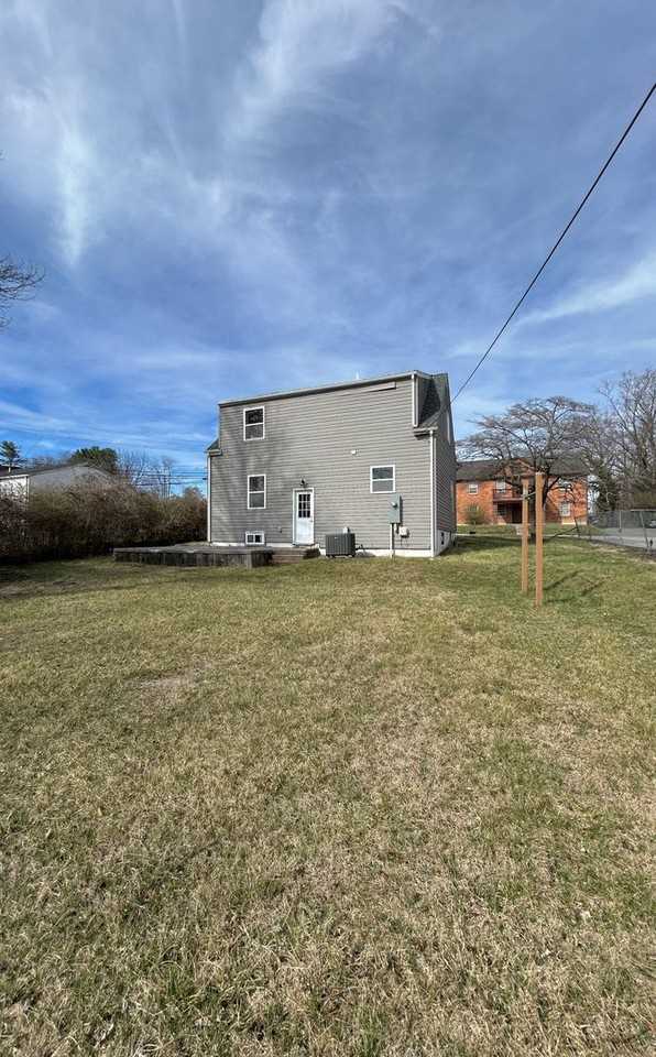 102 Lucas Dr - Photo 3 of 15