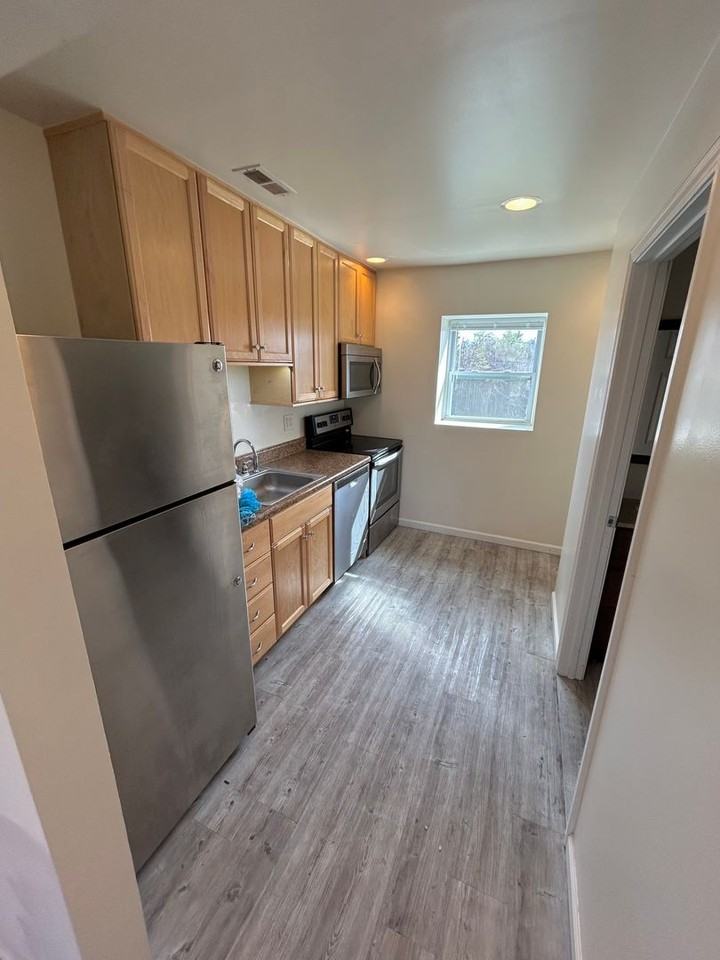 102 Lucas Dr - Photo 5 of 15