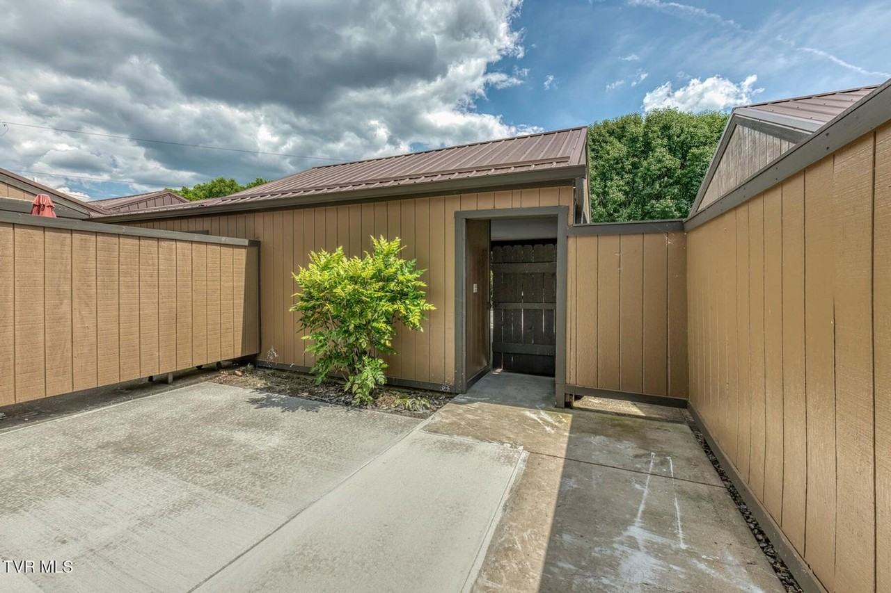 520 Fleetwood Ct - Photo 2 of 33