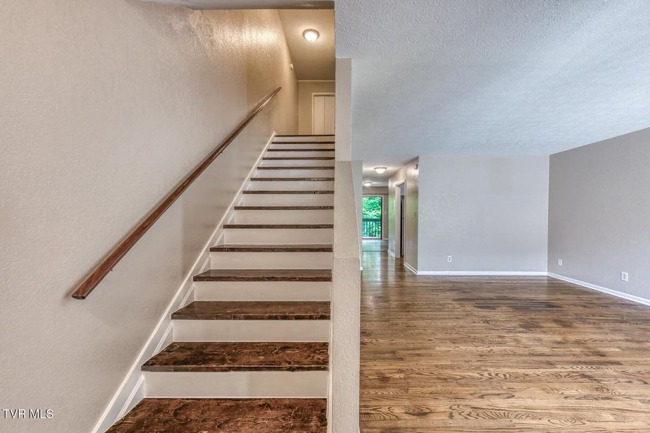 520 Fleetwood Ct - Photo 5 of 33