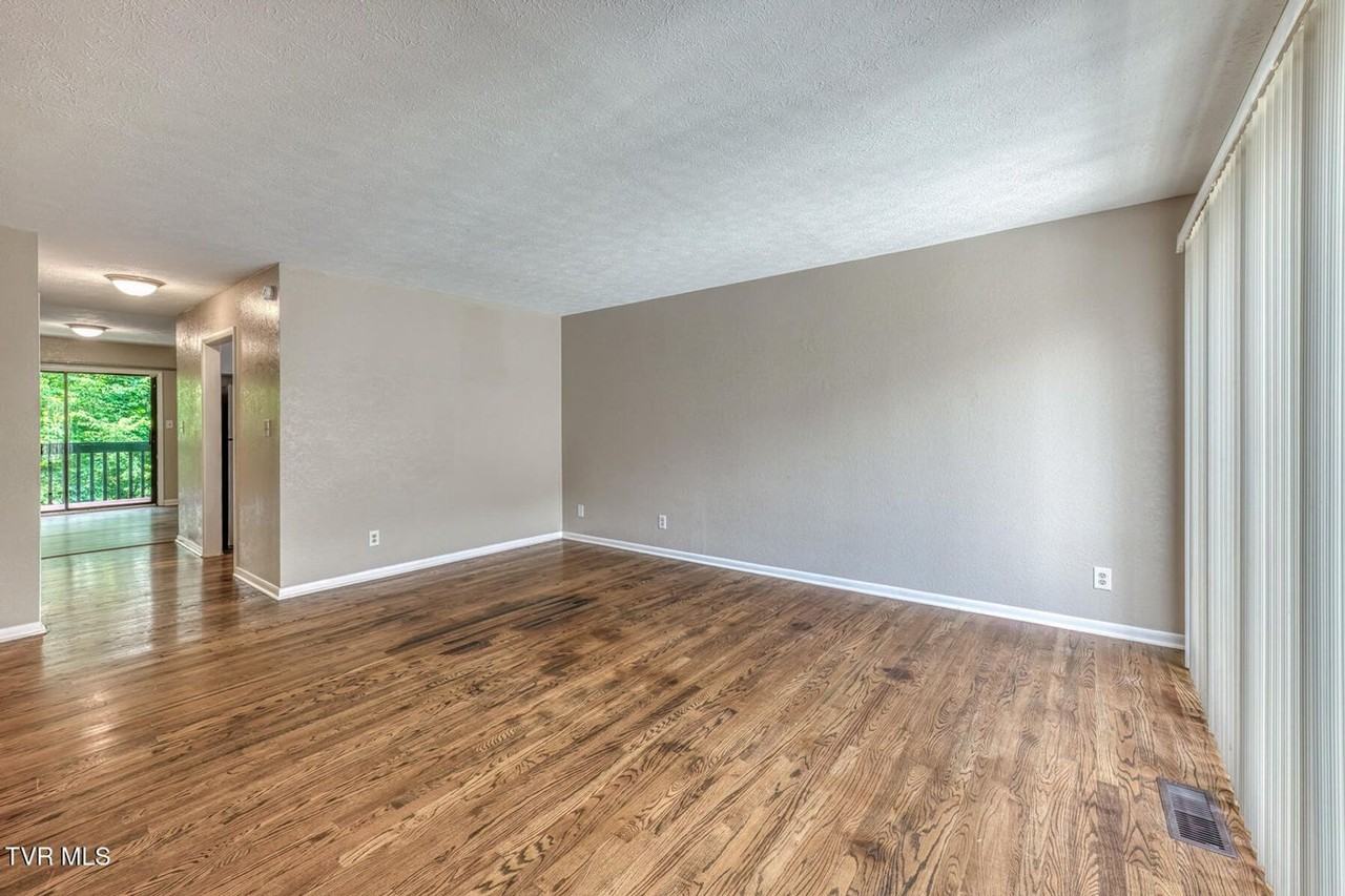 520 Fleetwood Ct - Photo 6 of 33