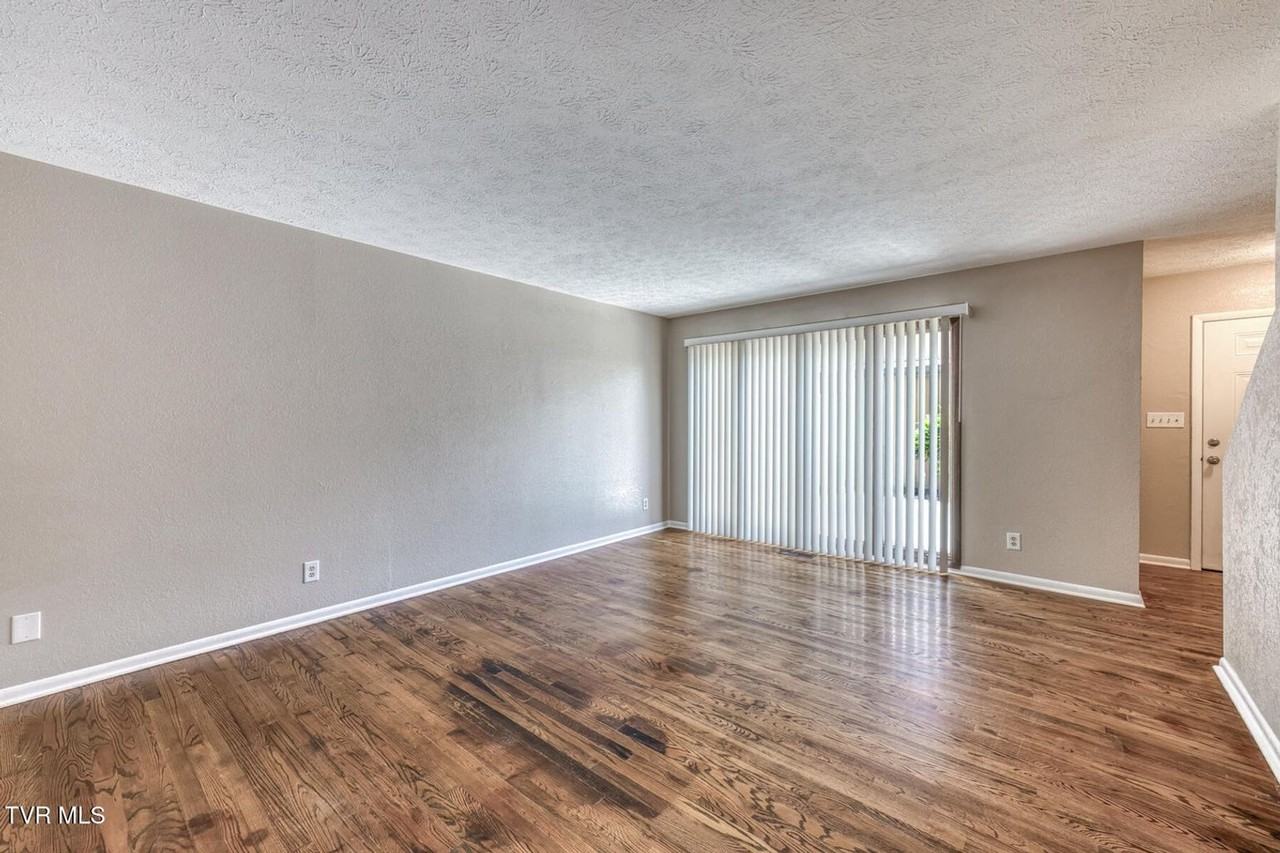 520 Fleetwood Ct - Photo 7 of 33