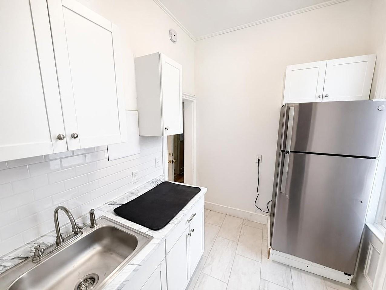 454 Warren Street - Photo 5 of 16