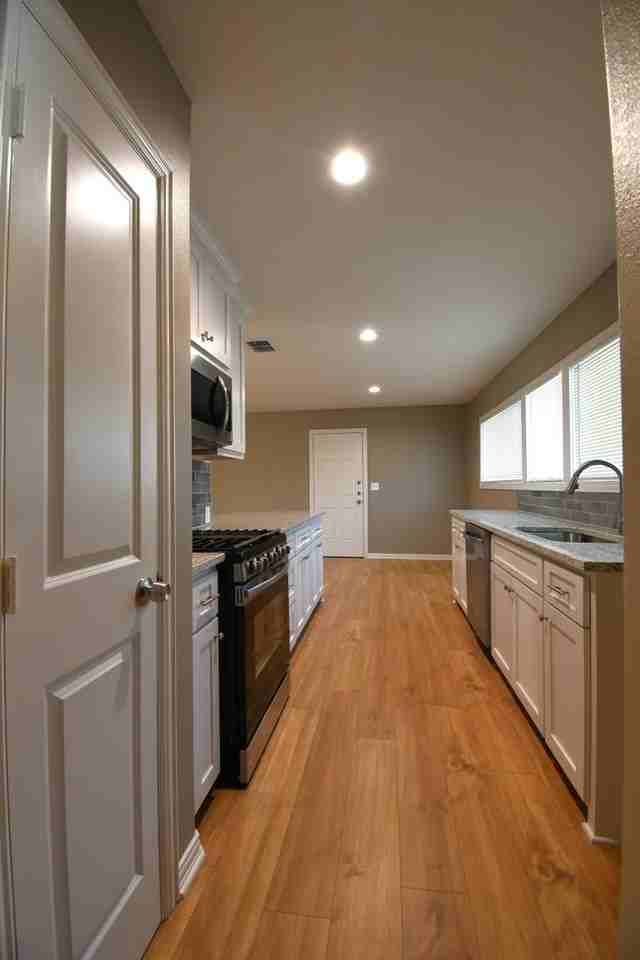 1301 E 6th St - Photo 6 of 33