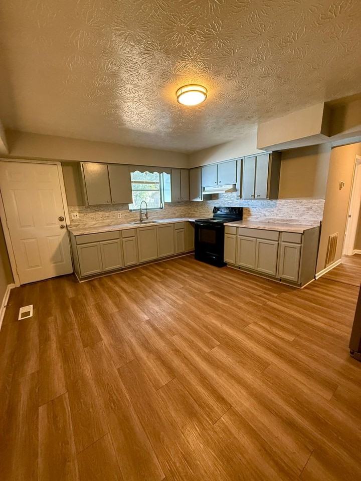 7517 Oakwood St - Photo 2 of 17