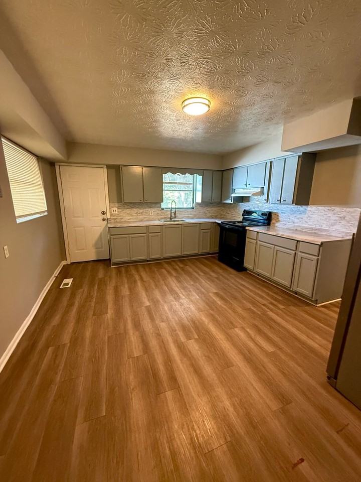 7517 Oakwood St - Photo 3 of 17