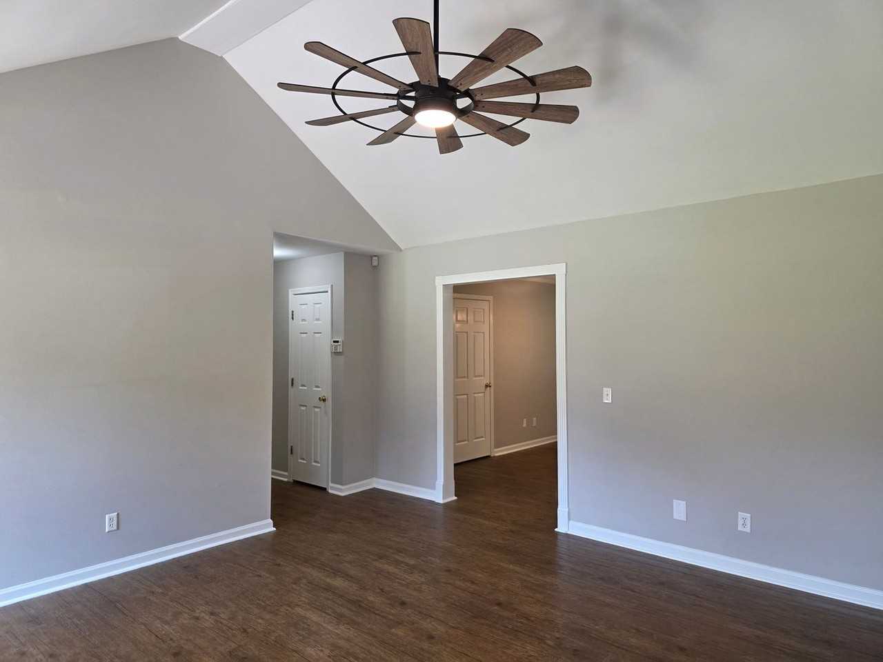 109 Ashley Dr - Photo 3 of 25