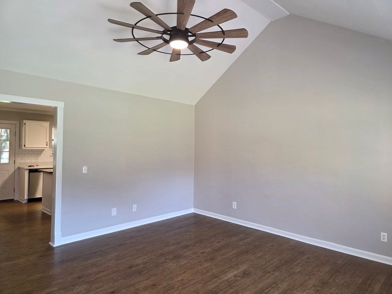 109 Ashley Dr - Photo 4 of 25
