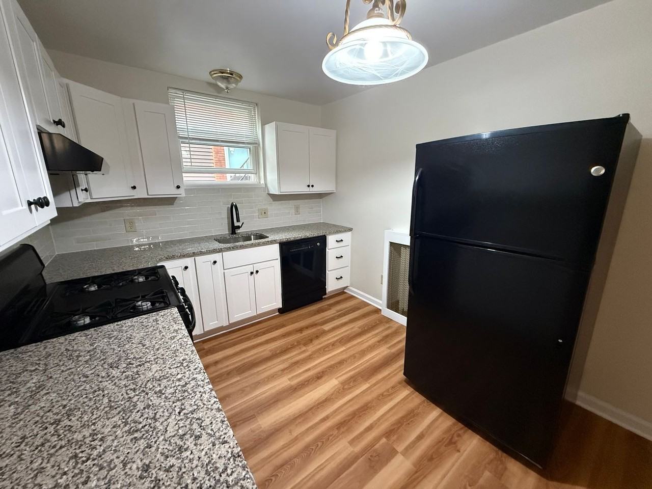 325 N Neville St - Photo 4 of 15