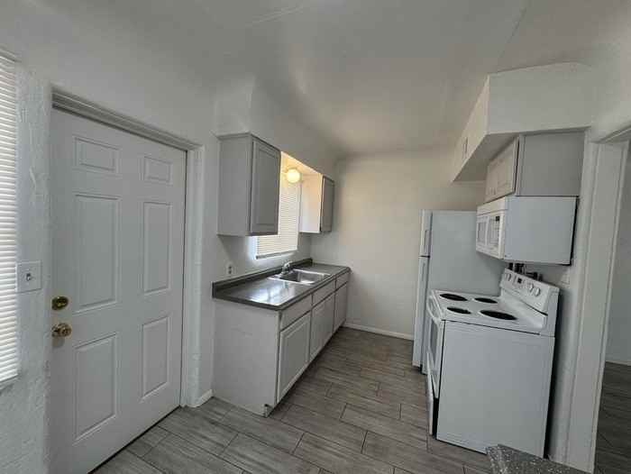 1315 W Clarendon Ave #1 - Photo 5 of 9