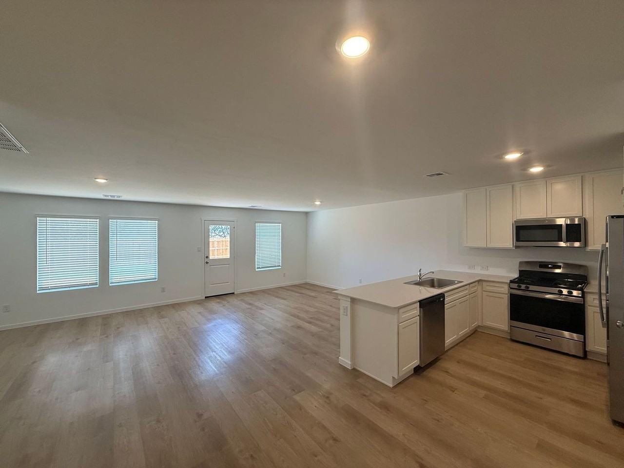 2152 Cedar Creek Ln - Photo 2 of 18