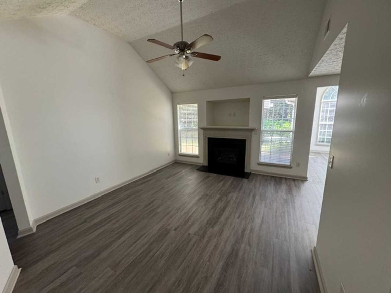 409 Lexington Park Dr - Photo 2 of 12