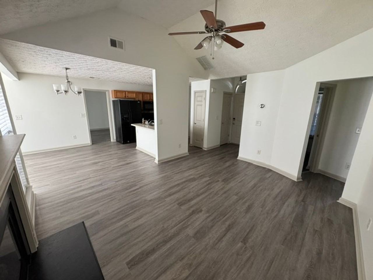 409 Lexington Park Dr - Photo 3 of 12