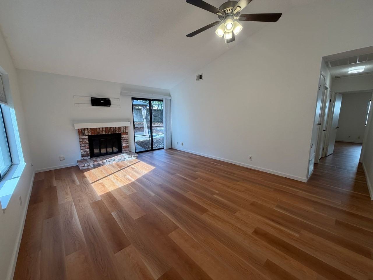 512 Laurel Ct - Photo 3 of 16