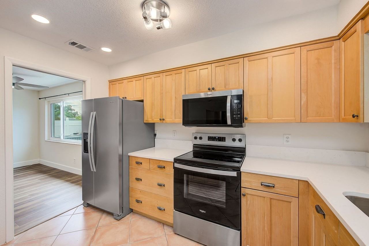 13331 Hacienda Dr - Photo 3 of 36