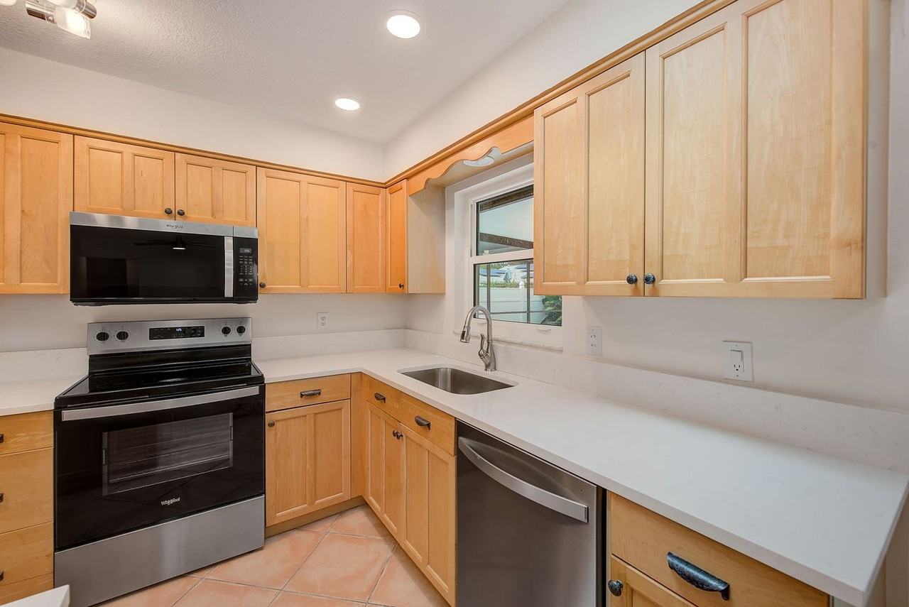 13331 Hacienda Dr - Photo 5 of 36