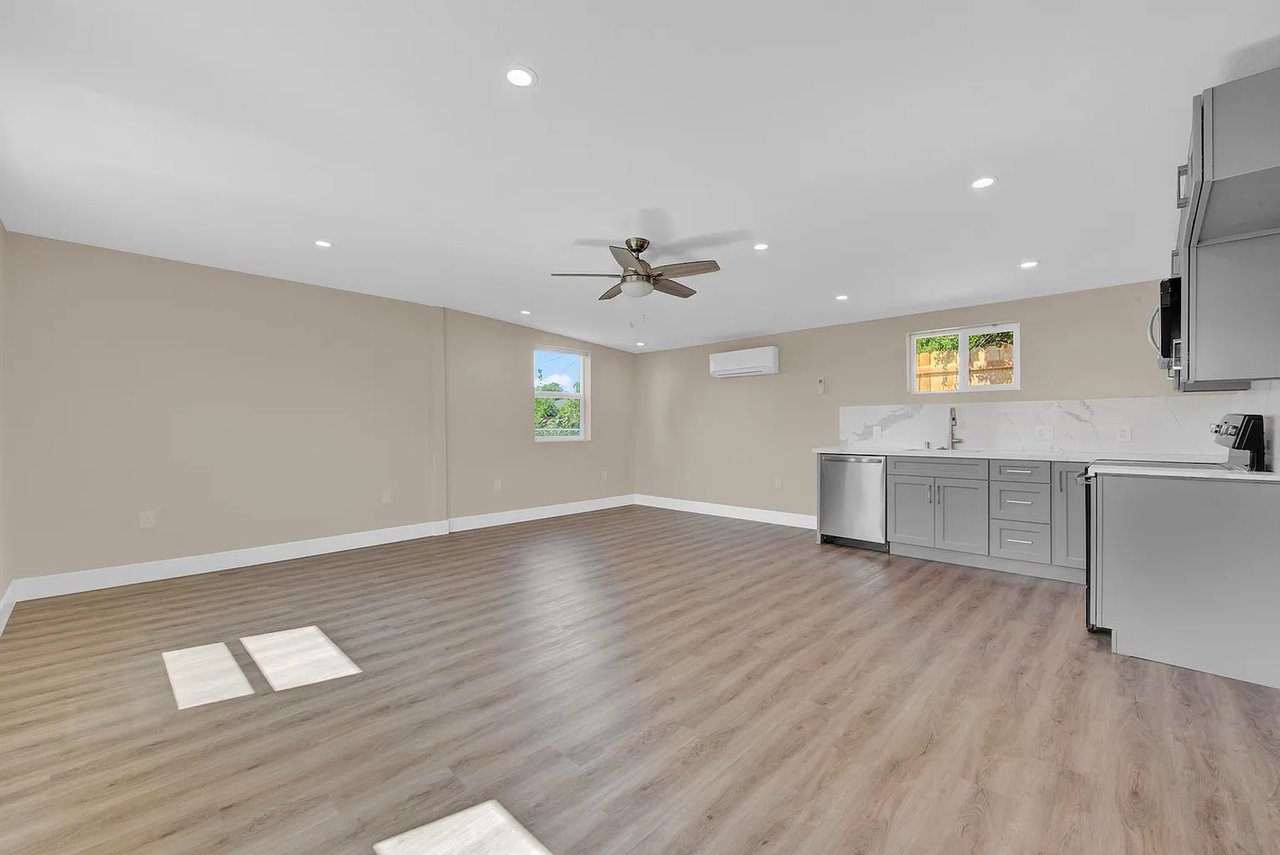 105B Laurel St - Photo 2 of 5