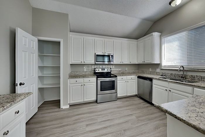 8908 Saranac Trl - Photo 6 of 20