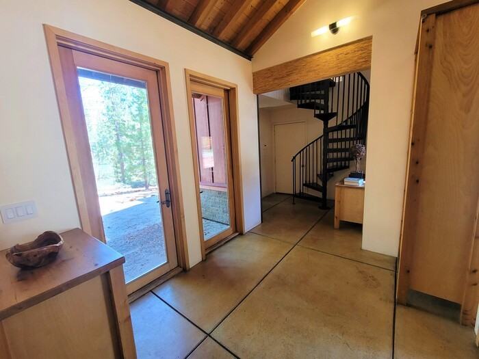 39046 Robin Rd - Photo 3 of 18