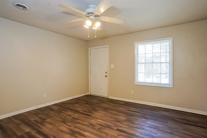 2112 Bayvale Rd - Photo 3 of 10
