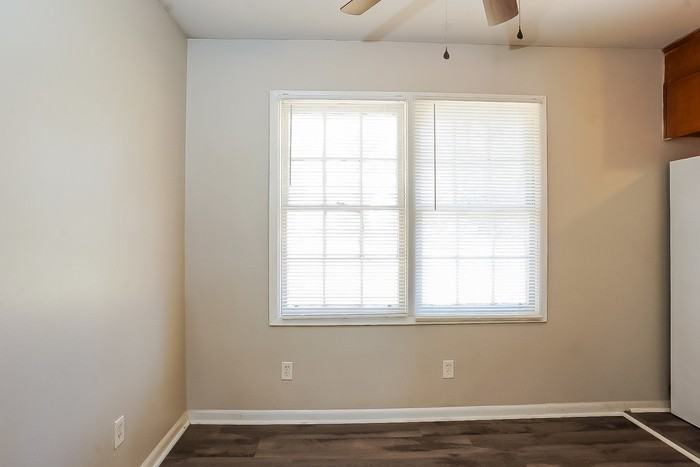 2112 Bayvale Rd - Photo 4 of 10