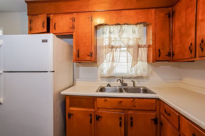 2112 Bayvale Rd - Photo 5 of 10