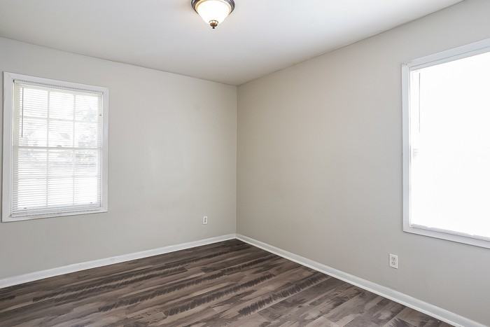 2112 Bayvale Rd - Photo 6 of 10