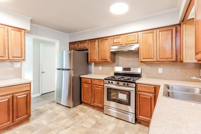 1011 Silver Creek Dr - Photo 6 of 13