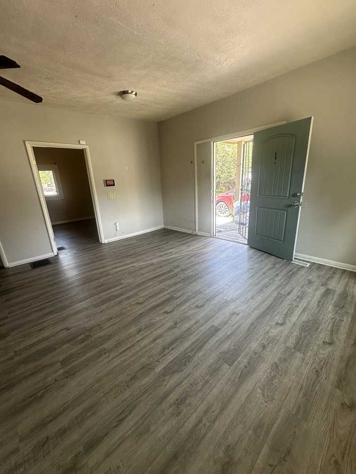 3301 W 11th St - Photo 3 of 10