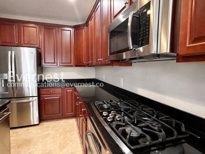 2372 Brookmoor Ln - Photo 4 of 12