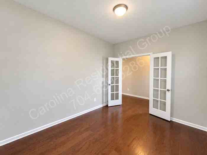 1109 Wainscott Dr - Photo 4 of 30
