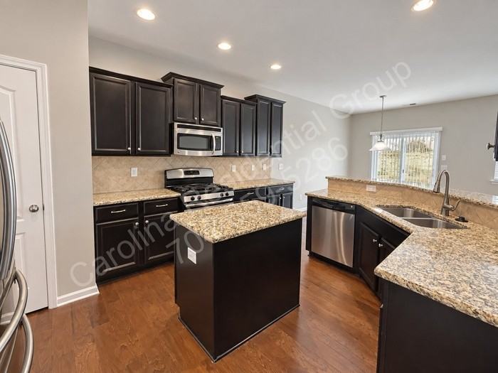 1109 Wainscott Dr - Photo 6 of 30