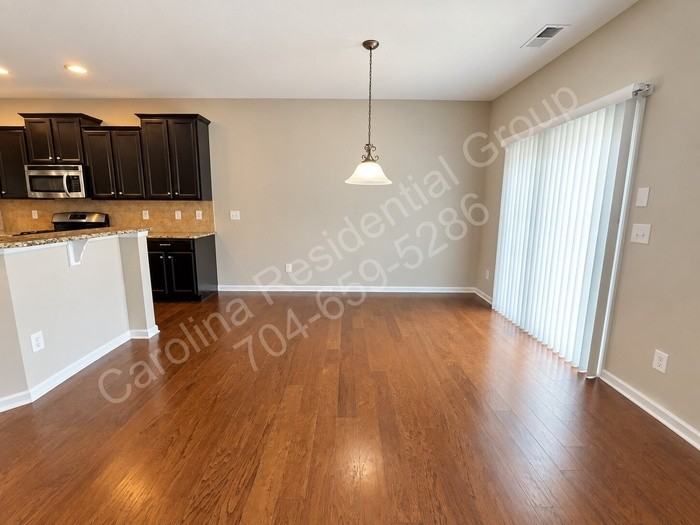1109 Wainscott Dr - Photo 7 of 30