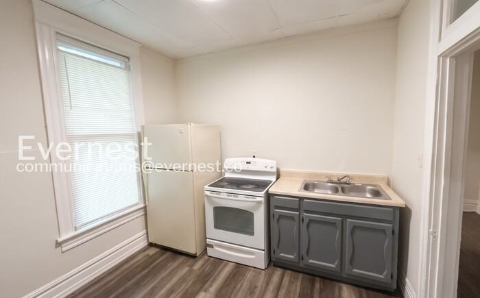 921 53rd St N #B - Photo 3 of 15