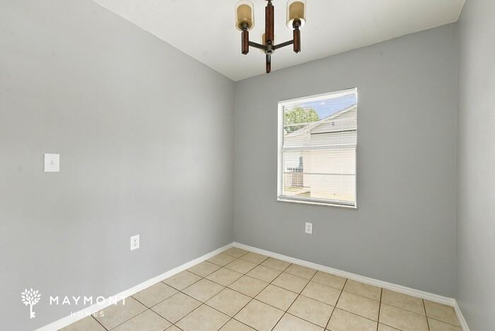 211 Dorchester Sq - Photo 7 of 12