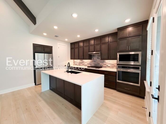 9701 Boathouse Dr - Photo 4 of 29