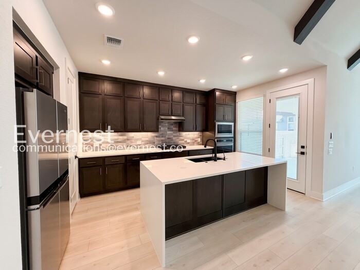 9701 Boathouse Dr - Photo 5 of 29