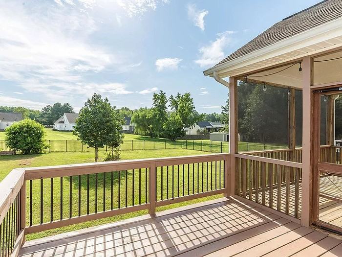 75 Glen Oaks Dr - Photo 4 of 36