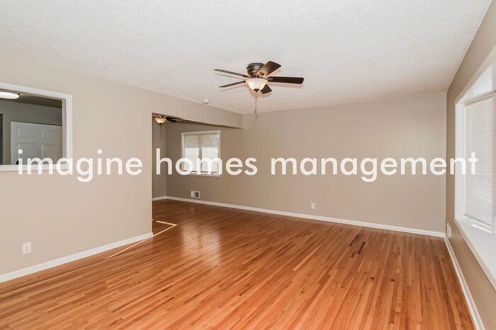 6224 Scott Ave N - Photo 3 of 20