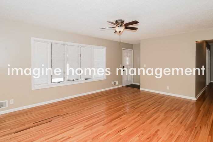 6224 Scott Ave N - Photo 4 of 20