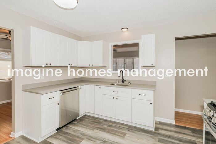 6224 Scott Ave N - Photo 7 of 20