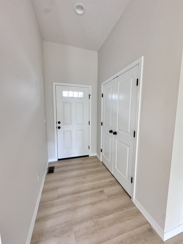648 W Brook Hollow Rd #NA - Photo 6 of 19