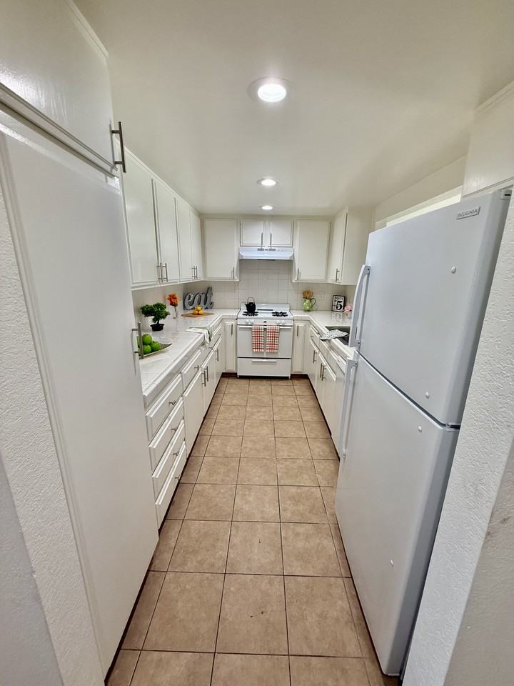 512 W Imperial Ave #3 - Photo 5 of 24