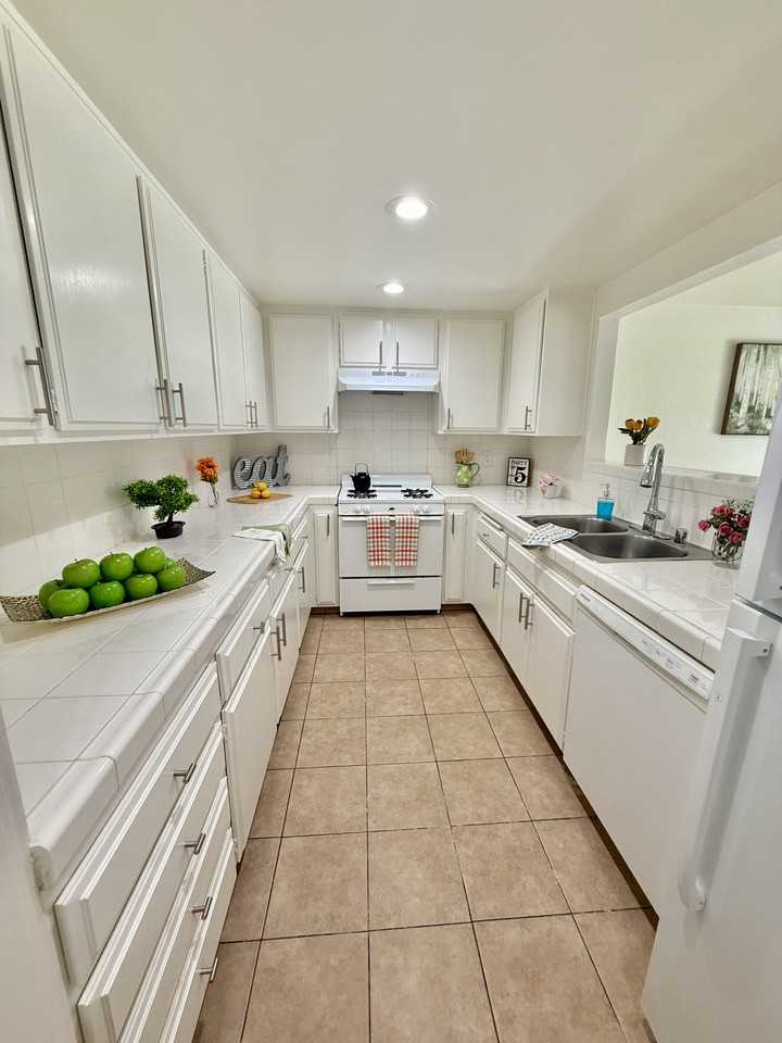 512 W Imperial Ave #3 - Photo 6 of 24