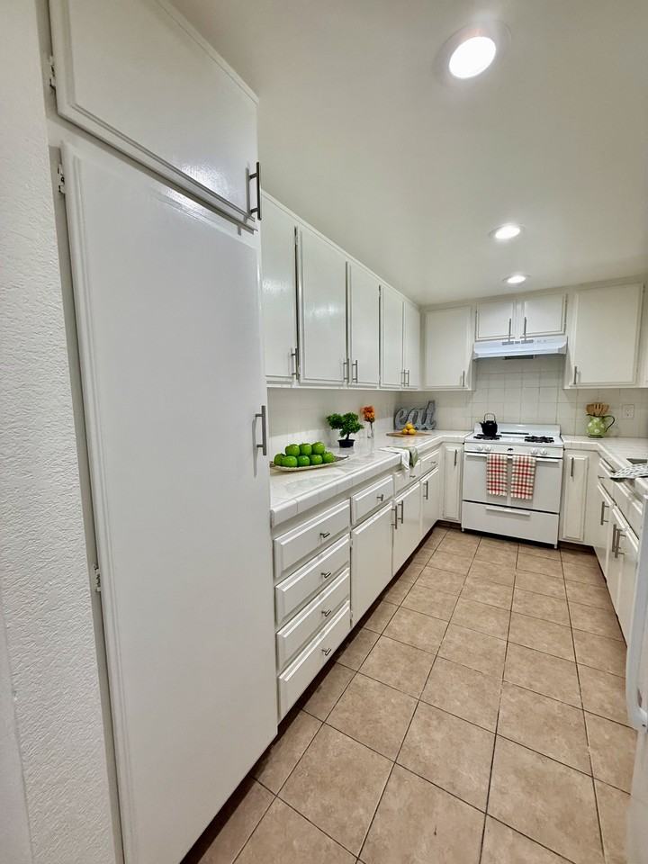 512 W Imperial Ave #3 - Photo 7 of 24