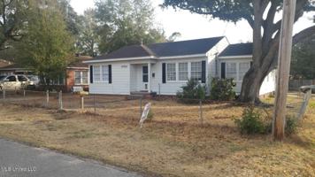featured image of 2700 Pine Ave